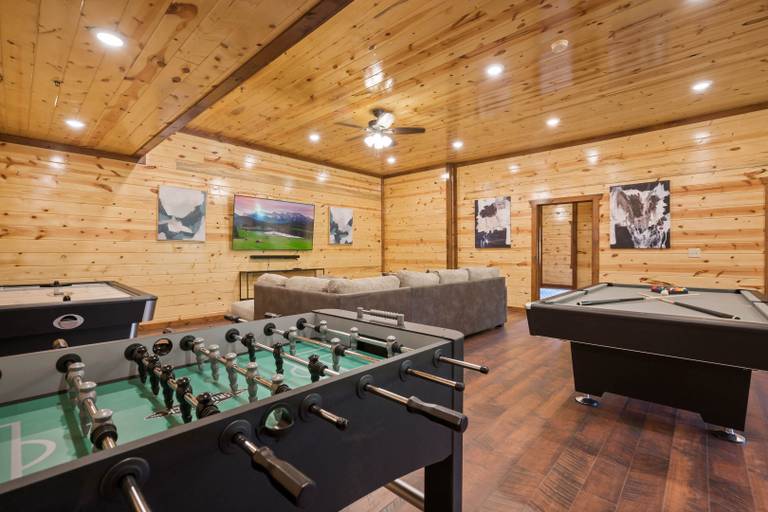 Game room in smoky's paradise vacation rental